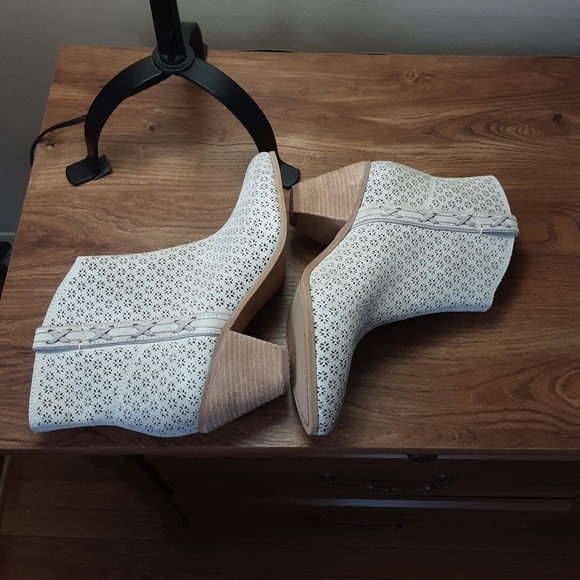 ⛔SOLD!!Frye&Co Maley Perforated Bootie Women - Picture 7 of 11